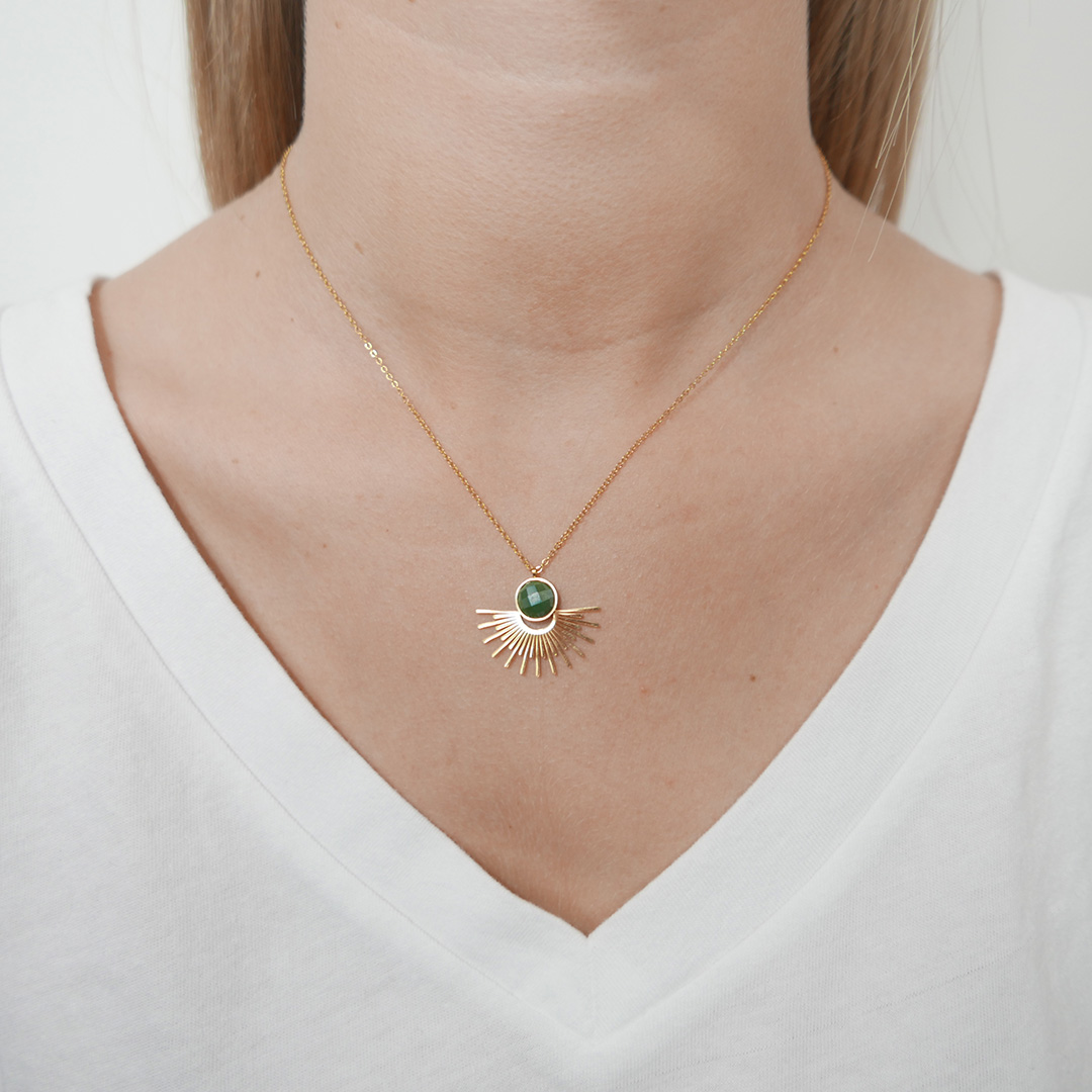 collier pendentif demi soleil pierre verte