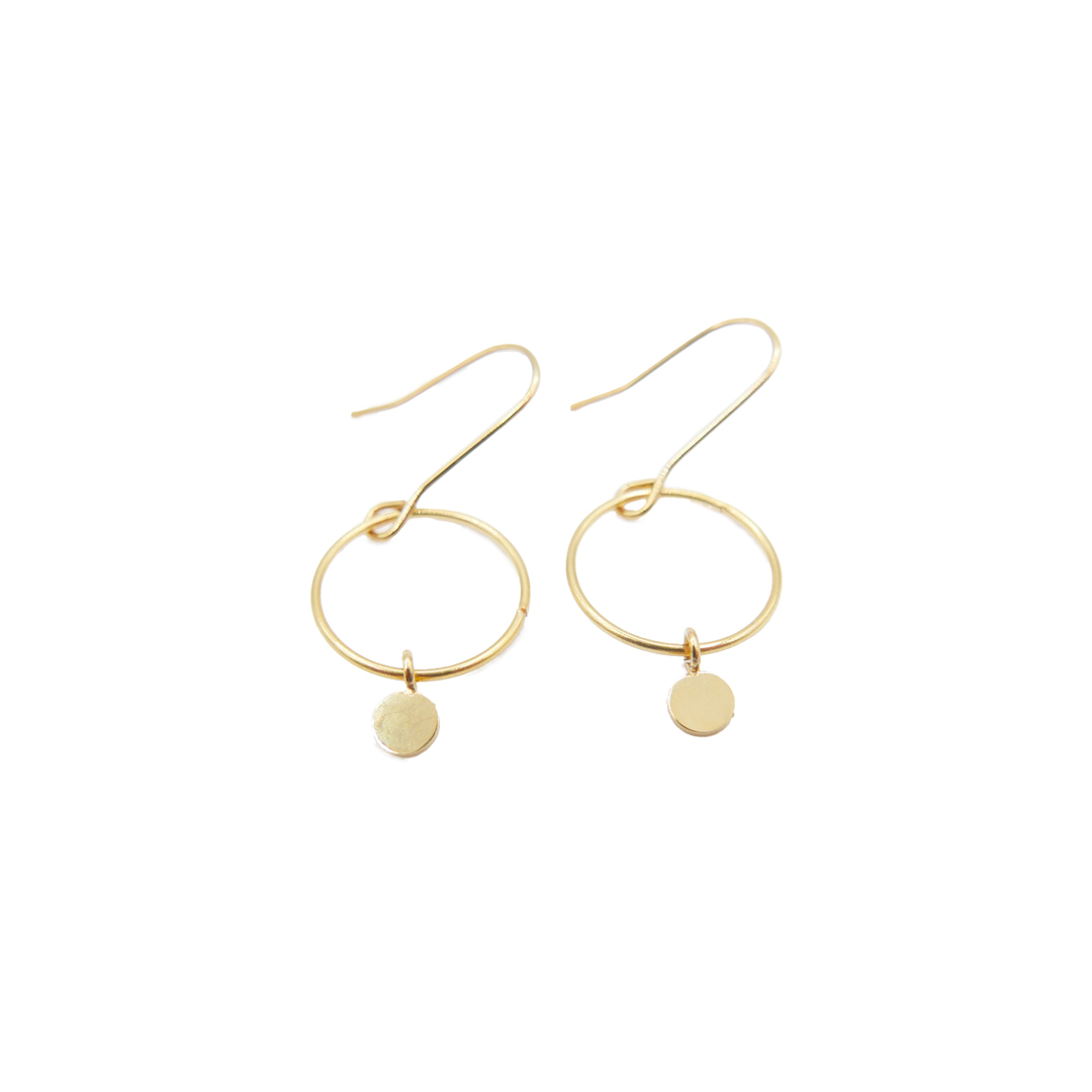 Boucles d'oreille pendantes composées d'anneaux et perles plates