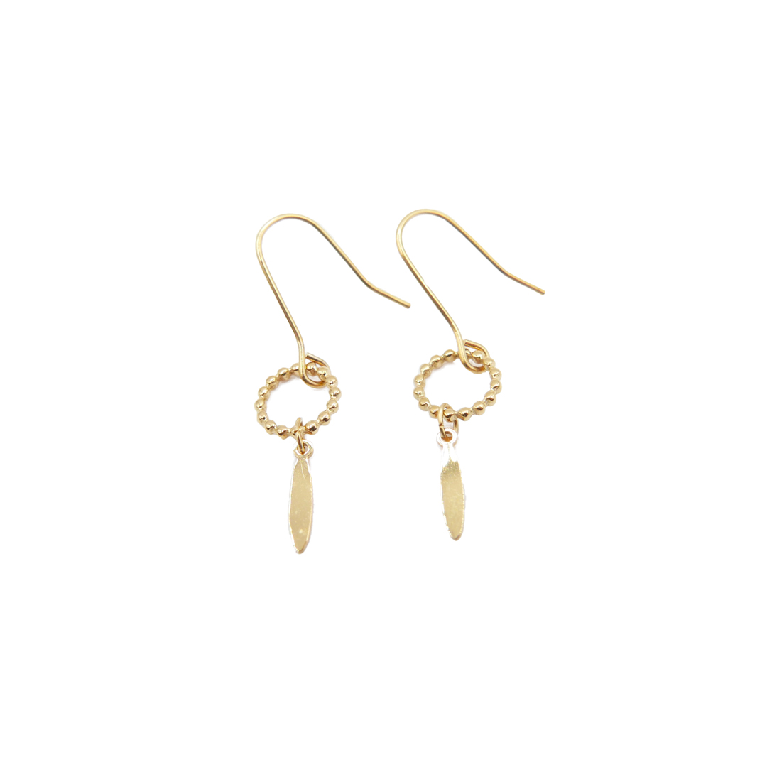 Boucles d'oreille pendantes composées d'anneaux perlés